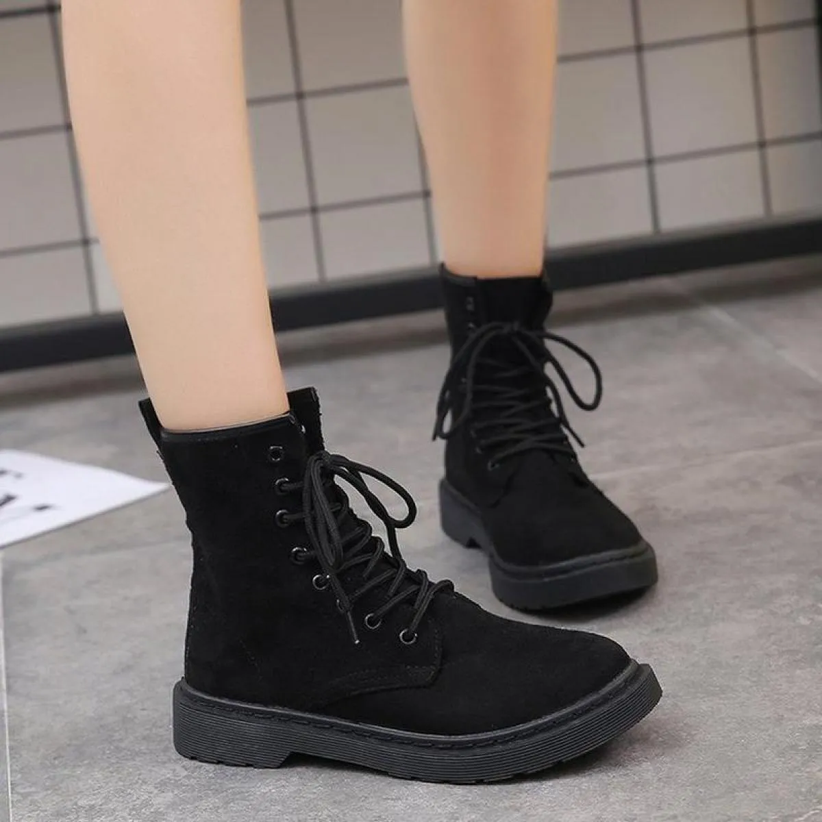 Stivali da donna Scarpe comode con plateau Scarpe basse Stivali da moto casual moda Autunno/inverno Stile britannico Lace Up Nuo